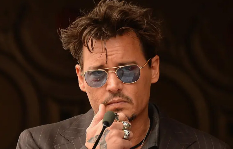 জনি ডেপের ব্যক্তিজীবন যেন এক ভাঙনের ইতিহাস। প্রেম, বিচ্ছেদ, মামলা, মাদক, মানসিক চাপ সব মিলিয়ে তিনি হয়ে ওঠেন এক ট্র্যাজিক চরিত্র।