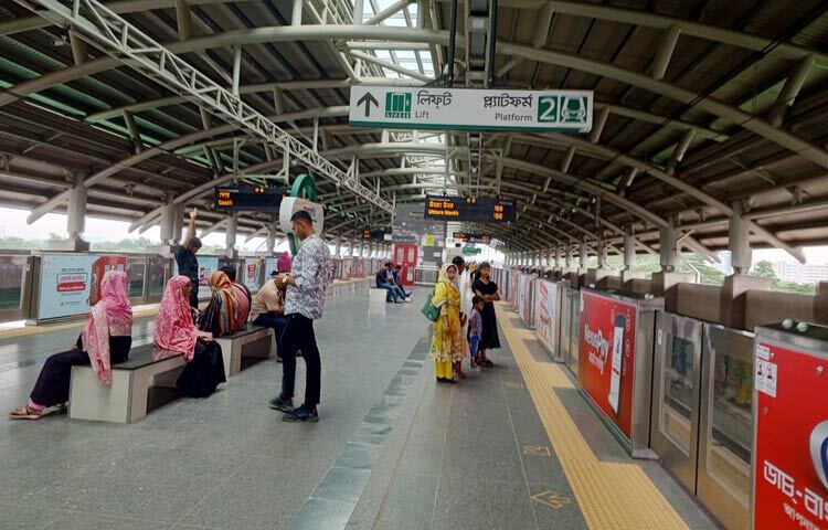 ঈদের ছুটিতে এক দিন বন্ধ থাকার পর রোববার থেকে চাকা ঘুরছে মেট্রোরেলের। ঈদের তৃতীয় দিন সকাল থেকেই নির্ধারিত সময়ে ছাড়ছে মেট্রোরেল। তবে মেট্রোতে ওঠা অধিকাংশ যাত্রীর গন্তব্য বিনোদন কেন্দ্র। বিজয় সরণি, আগারগাঁও ও পল্লবী স্টেশন ঘুরে দেখা গেছে, স্টেশন ও টিকিট কাউন্টারে যাত্রীদের ভিড় খুব একটা নেই। ছবি- জাগো নিউজ