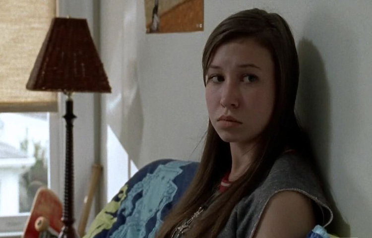 ২০১৫ সালে ‘দ্য ওয়াকিং ডেড’–এ এনিড চরিত্রে তার উপস্থিতি ছিল তাজা বাতাসের মতো। একরকম আত্মরক্ষার অভ্যাস গড়ে ওঠা, অভিমানে মোড়া, আবার সম্পর্কের গভীরতায় ডুবে থাকা এনিডকে ফুটিয়ে তোলা সহজ ছিল না; তবে কেইটলিন সেটা করে দেখিয়েছেন অসাধারণ স্বাভাবিকতায়। তার সংলাপ-বিন্যাস কিংবা চোখের অভিব্যক্তি তরুণ দর্শকদের সঙ্গে এক আত্মিক সংযোগ গড়ে তুলেছিল।