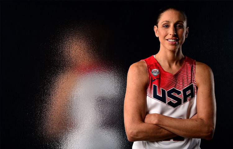 পাঁচবার অল-স্টার গেম এমভিপি, তিনটি ডবলিউএনবিএ চ্যাম্পিয়নশিপ এবং দুটি অলিম্পিক গোল্ড মেডেল-এসব অর্জনের পেছনে ছিল তার অদম্য প্রতিশ্রুতি, লড়াকু মনোভাব ও ঠাণ্ডা মাথায় খেলা পরিচালনার দক্ষতা।