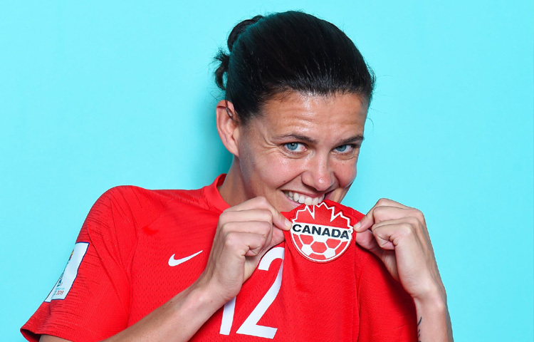 ২০২০ সালের ২৯ জানুয়ারি ক্রিস্টিন সিনক্লেয়ার আন্তর্জাতিক ম্যাচে ১৮৫তম গোল করে ছাড়িয়ে যান মার্কিন তারকা অ্যাবি ওয়ামবাককে। সেই থেকে এখন পর্যন্ত তার আন্তর্জাতিক গোল সংখ্যা দাঁড়িয়েছে ১৯০তে (২০২৫ পর্যন্ত), যা নারী-পুরুষ মিলিয়ে সর্বোচ্চ।