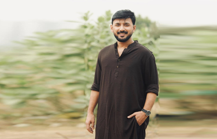 ২০১৪ সালে ক্লোজআপ কাছে আসার গল্প নামক একটি বিজ্ঞাপন ও পরে এই সিরিজের নাটকে অভিনয় করেন। ২০২০ সালে বাংলালিংকের একটি বিজ্ঞাপনে তাসনুভা তিশার এর সাথে কাজ করেন। ২০১৪ সাল থেকে তিনি নিয়মিত অভিনয় শুরু করেন।