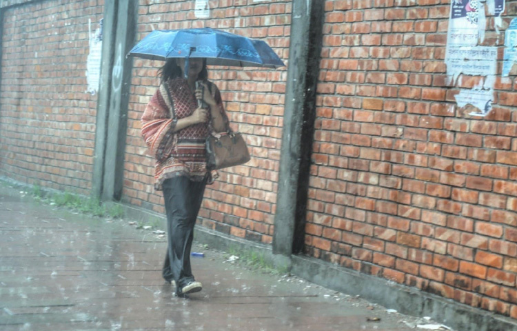 আবহাওয়া অফিস জানিয়েছে, আগামী ২৪ ঘণ্টায় দেশের বিভিন্ন অঞ্চলে আরও বৃষ্টিপাতের সম্ভাবনা রয়েছে। বঙ্গোপসাগরে সক্রিয় মৌসুমি বায়ুর প্রভাবে এই বৃষ্টিপাত হয়েছে এবং ধীরে ধীরে আরও কিছু এলাকায় স্বস্তি ফিরতে পারে বলে জানানো হয়।