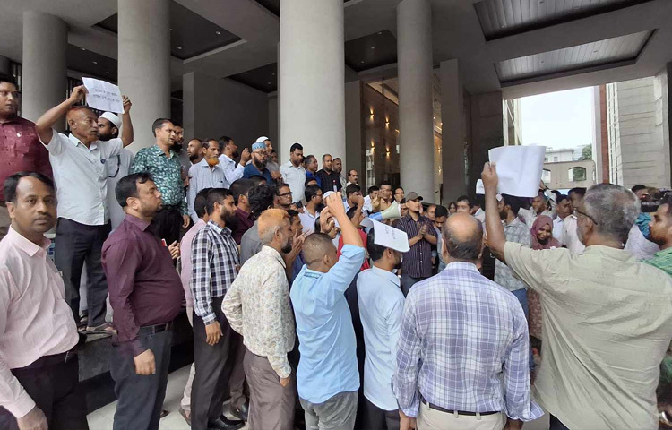 সচিবালয়ের কর্মকর্তা-কর্মচারীদের সংগঠনগুলোর সমন্বয়ে গঠিত বাংলাদেশ সচিবালয় কর্মকর্তা-কর্মচারী ঐক্য ফোরামের নেতৃত্বে এ আন্দোলন হচ্ছে। বিক্ষোভ সমাবেশে ঐক্য ফোরামের কো-চেয়ারম্যান মো. বাদিউল কবীর ও মো. নুরুল ইসলাম, কো-মহাসচিব মো. নজরুল ইসলামসহ অন্যান্য নেতারা উপস্থিত রয়েছেন।