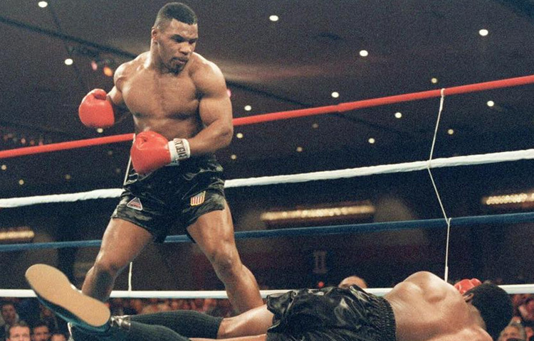 মাত্র ১৮ বছর বয়সে পেশাদার বক্সিংয়ে পা রাখেন টাইসন। দুর্দান্ত গতি, অসম্ভব শক্তি ও অবিশ্বাস্য প্রতিক্রিয়া তাকে রিংয়ে এক ভয়ংকর প্রতিপক্ষ করে তোলে।