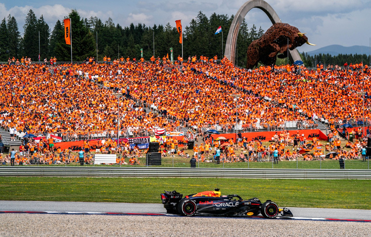 ‘এফ১’ সিনেমার শুটিং চলাকালীন বাস্তব গ্র্যান্ড প্রিক্স ইভেন্ট চলছিল, ফলে আসল দর্শকদের মাঝেই হয়েছিল কিছু দৃশ্যের ধারণ-যা সিনেমায় বাস্তবতার ছোঁয়া এনে দিয়েছে অনন্যভাবে।