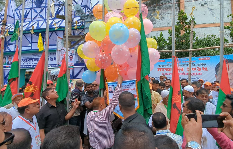 পছন্দের প্রার্থীকে সমর্থন জানিয়ে নেতাকর্মীদের স্লোগানে প্রকম্পিত হয়ে উঠেছে পুরো এলাকা।