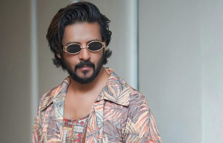 নিরবের মিডিয়ায় পা রাখার গল্পটা অনেকের জানা। মডেলিং দিয়ে শুরু, তারপর নাটক, বিজ্ঞাপন আর অবশেষে বড়পর্দায় যাত্রা। কিন্তু খুব কম মানুষ জানেন, ক্যারিয়ারের শুরুতে নিরবকে কতবার বলতে হয়েছিল, ‘অভিনয়ের জন্য আমার আগ্রহ সত্যি’, ‘আমি একদিন পারব’।