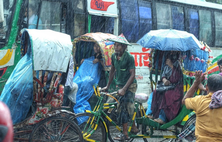 চোখের সামনে ঝাপসা দৃষ্টির কারণে গাড়ি চালানো কঠিন হয়ে পড়ে, অনেকেই গতি কমিয়ে চলতে থাকেন। কিছু গাড়ি দাঁড়িয়ে পড়ে পাশে, যাত্রীদের নিরাপদে নামিয়ে দিতে। কিছু রিকশা মাঝপথে থেমে যায়, চালক নিজেই প্লাস্টিক দিয়ে নিজেকে ও যাত্রীকে ঢাকার চেষ্টা করেন।