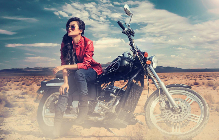 ফটোশুট কিংবা অনুষ্ঠানে, ক্যামেরার সামনে তার আত্মবিশ্বাসী ভঙ্গিমা যেন বলে দেয় সে জানে নিজের অবস্থান।