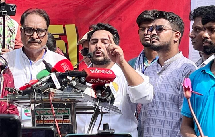 জাতীয় নাগরিক পার্টির (এনসিপি) আহ্বায়ক নাহিদ ইসলাম বলছেন, সীমান্তে বিএসএফ আন্তর্জাতিক আইন লঙ্ঘন করে গ্রেনেড মারে, এখানে বোমার বিস্ফোরণ ঘটায়। আমরা এসব আগ্রাসন আর মেনে নেবো না। সীমান্তে বাহাদুরি হয়েছে দাদাদের, সেই দিন শেষ। আবারও আগ্রাসন চালানো হলে, আমার ভাইদের হত্যা করা হলে লং মার্চ ঘোষণা করবো। আজ দুপুর আড়াইটায় চাঁপাইনবাবগঞ্জের নবাবগঞ্জ সরকারি কলেজের সামনে পথসভায় এসব কথা বলেন তিনি। ছবি: সংগৃহীত