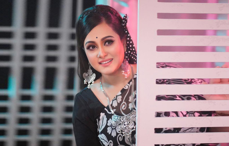 সেই সময়ে অনেকেরই ‘ফার্স্ট লাভ’ হয়ে উঠেছিলেন পূর্ণিমা। কলেজের দেয়ালে আঁকা তার পোস্টার, সিনেমার কাটআউটে মুখের সামনে দাঁড়িয়ে ছবি তোলা কিংবা পুরনো টিভিতে ‘পূর্ণিমার ছবি’ বললেই চোখ আটকে যাওয়া-এসবই যেন একরাশ নস্টালজিয়া।