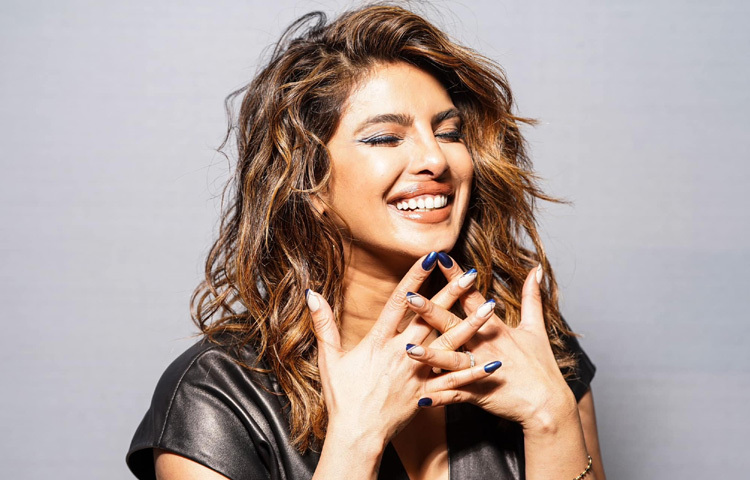 প্রিয়াঙ্কার ফ্যাশন নিয়ে সবচেয়ে বড় কথা হলো তিনি ট্রেন্ড অনুসরণ করেন না, তিনি নিজেই ট্রেন্ড তৈরি করেন। সাহসী, পরীক্ষাধর্মী আর আত্মবিশ্বাসী তার প্রতিটি লুক।