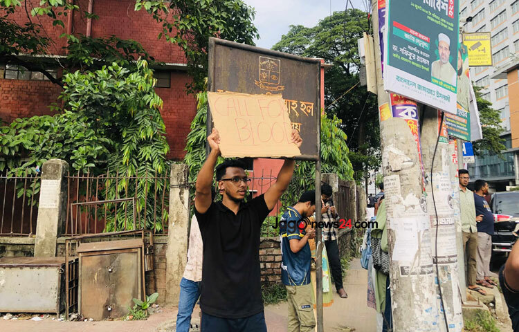 উত্তরায় বিমান বিধ্বস্তের ঘটনায় দগ্ধদের চিকিৎসায় রক্তের সংকট দেখা দিয়েছে জাতীয় বার্ন অ্যান্ড প্লাস্টিক সার্জারি ইনস্টিটিউটে। বিশেষ করে নেগেটিভ গ্রুপের রক্তের চাহিদা বেড়েছে। নিক্সন নামের একজন ডোনার বলেন, আমি বি পজিটিভ গ্রুপের রক্ত দিতে যাই, কিন্তু সেখানে এবি পজিটিভ, এবি নেগেটিভ এবং ও নেগেটিভসহ সব নেগেটিভ গ্রুপের ব্লাডের সংকট দেখেছি।