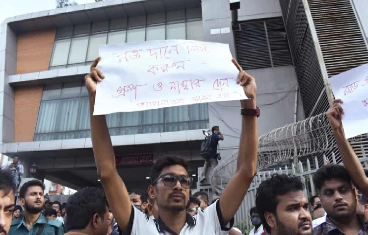 এদিন দুপুর ১টা ৬ মিনিটে বিমানবাহিনীর এফ-৭ বিজিআই প্রশিক্ষণ বিমানটি উড্ডয়ন করে। এরপরই সেটি বিধ্বস্ত হয়। বিমানটি মাইলস্টোন স্কুলের হায়দার হল নামের একটি ভবনের ক্যানটিনের ছাদে গিয়ে আছড়ে পড়ে।