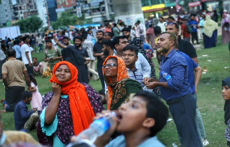 ঢাকা ক্যান্টনমেন্টের কুর্মিটোলা বিমান ঘাঁটি থেকে উড্ডয়ন করা একটি প্রশিক্ষণ বিমান দুপুর ১টার কিছু পরই যান্ত্রিক ত্রুটির কারণে নিয়ন্ত্রণ হারিয়ে মাইলস্টোন স্কুল অ্যান্ড কলেজের একটি ভবনে ধাক্কা খায়। মুহূর্তেই ছড়িয়ে পড়ে আগুন। এই ঘটনার পরপরই ঘটনাস্থলজুড়ে ছুটে আসেন দমকল বাহিনী, র‌্যাব, পুলিশ ও সেনাবাহিনী। কিন্তু তার আগেই আতঙ্ক, ধোঁয়া আর দগ্ধ দেহে ভরে ওঠে গোটা এলাকা। আহতদের মধ্যে অধিকাংশই স্কুলের ছাত্রছাত্রী ও স্টাফ। হাসপাতালের বার্ন ইউনিটে পৌঁছে বহু শিশুকে চিনে উঠতে পারছিল না তাদের পরিবার।