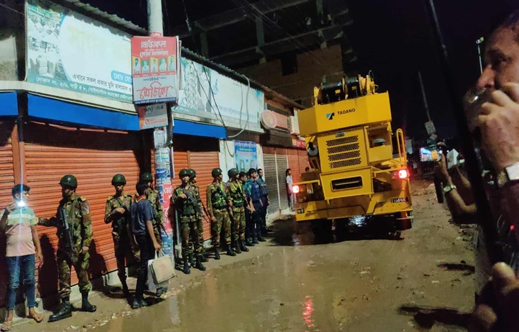 চলছে তদন্ত, নেওয়া হচ্ছে নমুনা। চারপাশে ব্যারিকেড টানিয়ে সীমিত রাখা হয়েছে প্রবেশাধিকার। তবুও আশপাশে মানুষ ভিড় জমাচ্ছেন। কেউ ভিডিও করছেন, কেউ ছবি তুলছেন, কেউবা শুধু দাঁড়িয়ে রয়ে গেছেন দীর্ঘ সময় ধরে।