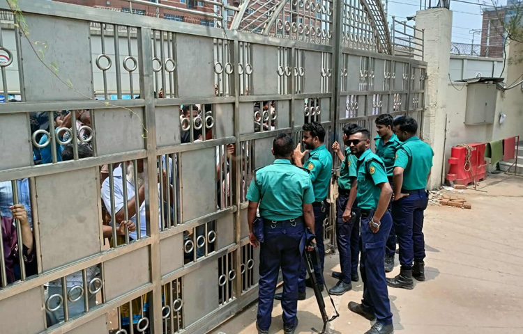 পুরো স্কুল এলাকা এখন নিরাপত্তা বাহিনীর নিয়ন্ত্রণে। মূল ফটকে তালা, বাইরে দাঁড়িয়ে আছেন আইনশৃঙ্খলা বাহিনীর সদস্যরা।