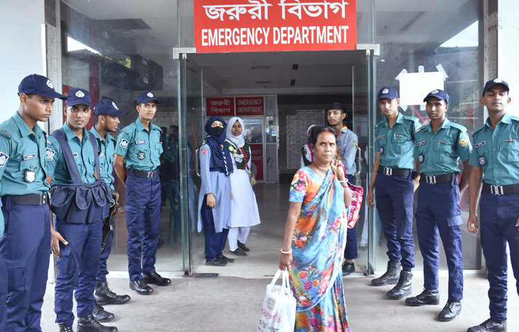 তিনি আরও বলেন, আমাদের ইউনিটে এখন পর্যন্ত ৫৬ জন রোগী এসেছেন। তাদের মধ্যে ১৭ জন মারা গেছেন। বর্তমানে ৩৬ জন ভর্তি রয়েছেন। একজনকে মানসিক স্বাস্থ্য ইনস্টিটিউটে রেফার করা হয়েছে এবং দুইজনকে ছাড়পত্র দেওয়া হয়েছে।