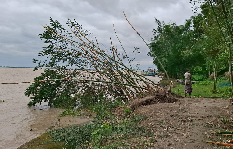 প্রতিবছর পদ্মার ভাঙনে এই ইউনিয়নের শত শত বিঘা ফসলি জমি নদীগর্ভে বিলীন হয়। বর্তমানে ইউনিয়নটির মহাদেবপুর ও রামচন্দ্রপুরের প্রায় তিন কিলোমিটার এলাকার ফসলি জমি, স্কুল, গ্রামীণ সড়ক, মসজিদ ও বসতবাড়ি ভাঙন ঝুঁকিতে রয়েছে। এসব এলাকায় কয়েক বছর আগে ডাম্পিং করা বালুভর্তি জিও ব্যাগ বিভিন্ন স্থানে পানির তীব্র স্রোতে ধসে গেছে। ফলে এবার নতুন করে ভাঙন শুরু হয়েছে।