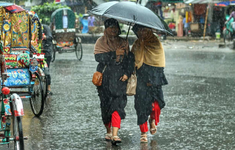 তবে এই বৃষ্টির শহরে কিছু গল্প উষ্ণতাও ছড়িয়ে দেয়। ছাতা ভাগাভাগি করে ছুটে চলছেন দুই তরুণী। বন্ধুত্ব যে কেবল কফিশপ আর সিনেমা দেখা না, সেটা আবারও মনে করিয়ে দিল এমন দৃশ্য।