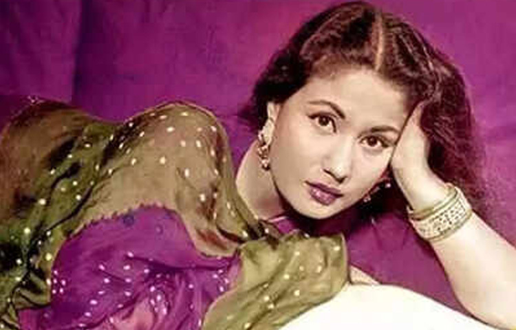 মীনা কুমারীর জীবনের সবচেয়ে আলোচিত অধ্যায় তার বৈবাহিক সম্পর্ক, পরিচালক কামাল আমরোহীর সঙ্গে। শুরুটা ছিল কাব্যের মতো, কিন্তু শেষটা হয়ে ওঠে এক বিষণ্ণ উপাখ্যান। প্রেম, অভিমান, অবহেলা, বিচ্ছেদ-সব মিলিয়ে এই সম্পর্ক তার ভেতরে এক গভীর শূন্যতা রেখে যায়। এই শূন্যতা তিনি পূরণ করতেন কবিতা লিখে, ডায়েরির পাতায় নিজের কষ্ট ঢেলে দিয়ে কিংবা রাতে একাকী মদে ডুবে থেকে।