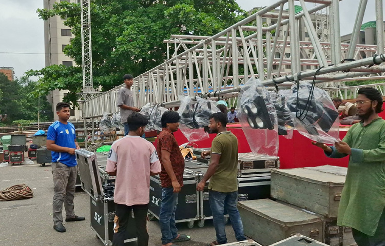 সংসদ ভবনের সামনের সড়কে ব্যারিকেড দিয়ে একটি সড়কে যান চলাচল সচল রাখা হয়েছে, যাতে করে যানজট সৃষ্টি না হয়।