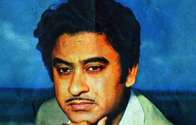 তার বড় ভাই অশোক কুমার তখন বলিউডের পরিচিত মুখ। ভাইয়ের অনুপ্রেরণায় সিনেমার জগতে প্রবেশ করলেও কিশোরের মূল প্রেম ছিল সংগীতেই।