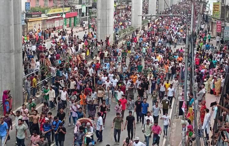 টিএসসি, শাহবাগ, গুলিস্তান চারদিকে মানুষের ঢল। কোনো দলীয় নয়, সেদিন মানুষের হাতে ছিল দেশের লাল-সবুজ পতাকা আর মুখে ছিল একটাই স্লোগান-ভয় পাই না আর, এবার জনতার পালা।