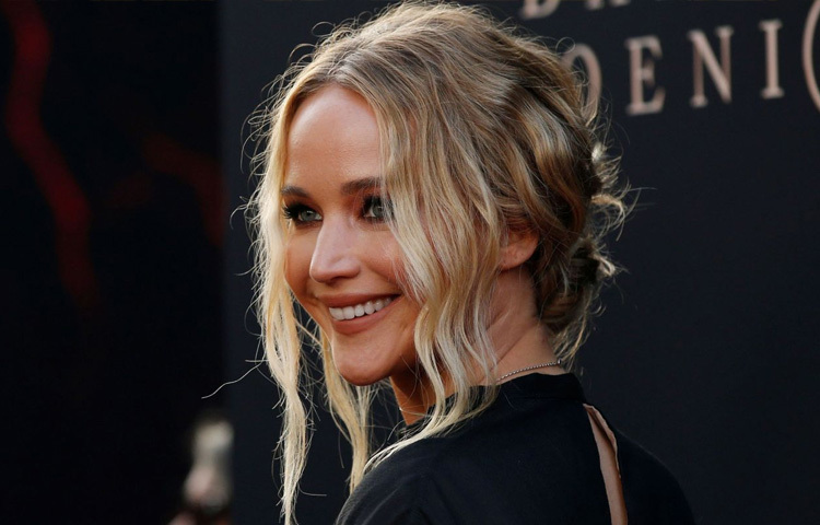 অভিনয়ের শুরুতে তাকে বলা হয়েছিল তিনি ‘পর্যাপ্ত আকর্ষণীয় নন’। তার চেহারা, শরীর কিংবা কণ্ঠ কোনোটাই নাকি ‘স্ট্যান্ডার্ড’ নয়। কিন্তু তিনি নিজেকে বদলাননি। বদলে দিয়েছেন দর্শকদের দৃষ্টিভঙ্গি।