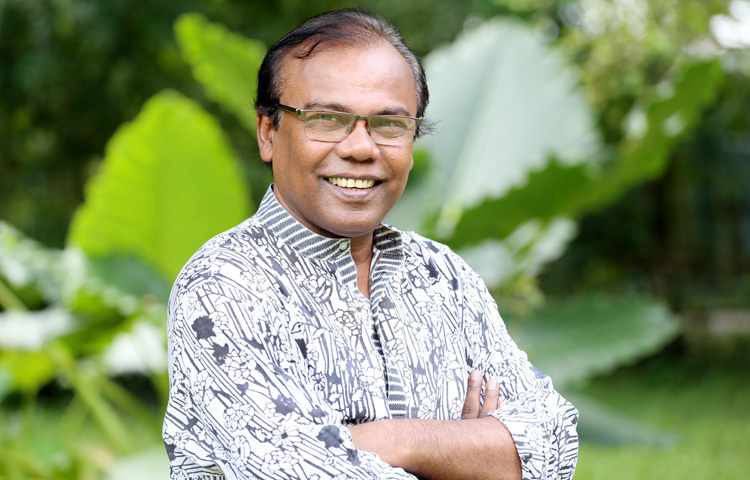 ফজলুর রহমান বাবুর অভিনয়ে এক ধরনের ‘জীবন্ততা’ থাকে। চরিত্রটি যদি বোকা হয়, সে যেন সত্যিকারের বোকা; চরিত্রটি যদি কুটিল হয়, দর্শক বিশ্বাস করে সে ঠিক তেমনই। এমন বিশ্বাসযোগ্য অভিনয় তার সহজাত শক্তি।