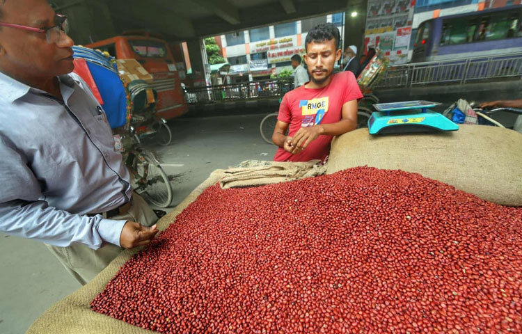 রাস্তায় হেঁটে যাওয়া পথচারীদের অনেকেই হঠাৎ থেমে যাচ্ছেন। কেউ ছবি তুলছেন, কেউ কিনে নিচ্ছেন ১-২ কেজি।
