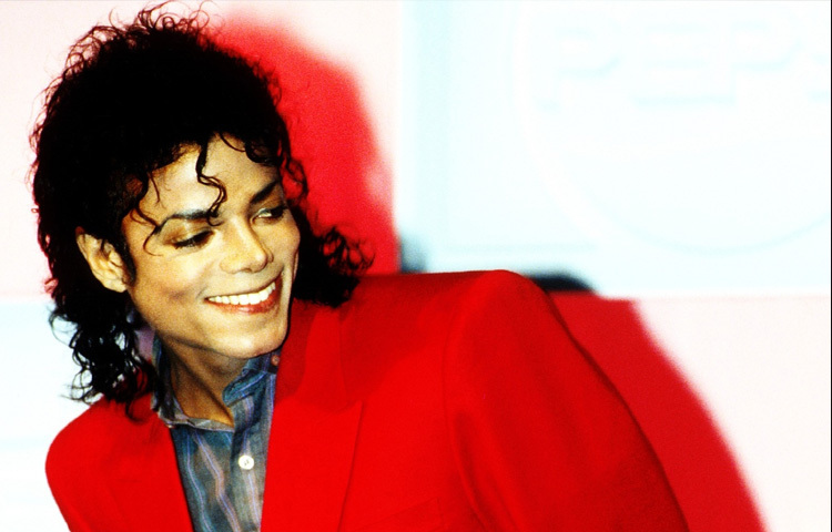 মাইকেল জ্যাকসনের ব্যক্তিগত জীবন ছিল নানা চ্যালেঞ্জে পরিপূর্ণ। একদিকে তিনি ছিলেন অত্যন্ত মানবতাবাদী এবং নানা সামাজিক কাজের সঙ্গে যুক্ত। শিশুদের জন্য প্রতিষ্ঠিত ‘হেল্পিং হ্যান্ডস’ ফাউন্ডেশনসহ বিভিন্ন দাতব্য কাজের মাধ্যমে তিনি বিশ্বজুড়ে সাহায্যের হাত বাড়িয়েছেন।