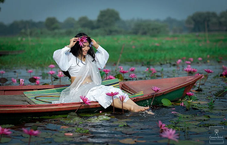 সাদা স্কার্ট আর টপে তিনি হয়ে উঠেছেন আকর্ষণীয় এক প্রতিচ্ছবি। পানিতে পা ডুবিয়ে নির্মল আনন্দে ডুবে আছেন তিনি।