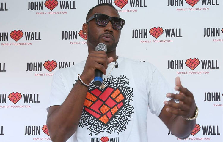 ক্যারিয়ারের সময় জন ওয়ালকে কিছু আঘাতের সমস্যার সম্মুখীন হতে হয়। তবে তার অধ্যবসায় এবং কঠোর পরিশ্রম তাকে প্রতিটি চ্যালেঞ্জের মোকাবিলা করতে সাহায্য করেছে। আঘাত থেকে ফিরে এসে তিনি আবারও তার দ্রুতগতি এবং খেলার দক্ষতা দিয়ে দর্শকদের মুগ্ধ করতে সক্ষম হয়েছেন।