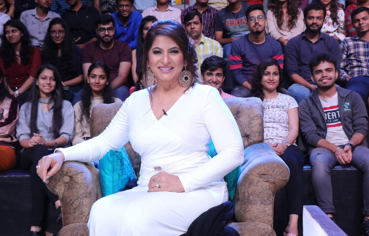 যদিও অর্চনার চলচ্চিত্র জীবন সমৃদ্ধ, তবে ছোট পর্দাতেই তিনি সবচেয়ে বেশি জনপ্রিয়তা অর্জন করেন। বিশেষ করে কমেডি শো-তে বিচারক হিসেবে তার প্রাণোচ্ছল উপস্থিতি দর্শকদের মাঝে ব্যাপক সাড়া ফেলে। ‘কমেডি সার্কাস’ কিংবা ‘দ্য কপিল শর্মা শো’-তে তার অংশগ্রহণ তাকে ঘরে ঘরে পরিচিত নাম করে তুলেছে। হাসতে হাসতে চোখে জল আনা তার স্বতঃস্ফূর্ত প্রতিক্রিয়া দর্শকদের কাছে ছিল বাড়তি আকর্ষণ।