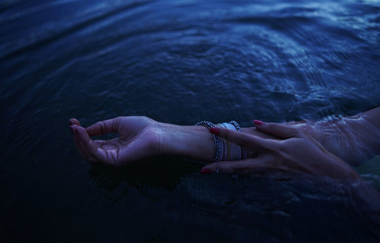 ভক্তদের অনেকে ছবির নিচে লিখেছেন, সাদা শাড়িতে সুনেরাহকে যেন অন্য রকম লাগছে-একদিকে স্বর্গীয় সৌন্দর্য, অন্যদিকে এক রহস্যময় ভাব। কেউ কেউ আবার মন্তব্য করেছেন, সাদা শাড়ি ও পানিতে ভেসে থাকা যেন জীবনের অনিশ্চয়তা, আবার মুক্তির প্রতীকও হতে পারে।