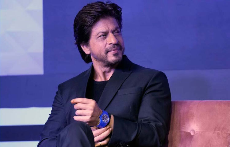 একটি সাক্ষাৎকারে শাহরুখ মজার ছলেই বলেছিলেন, ‘গৌরীর আমার প্রতি দয়া হয়েছিল। ভেবেছিল মা-বাবাহারা একটি ছেলে, তাই আমাকেই বিয়ে করে ফেলল।’