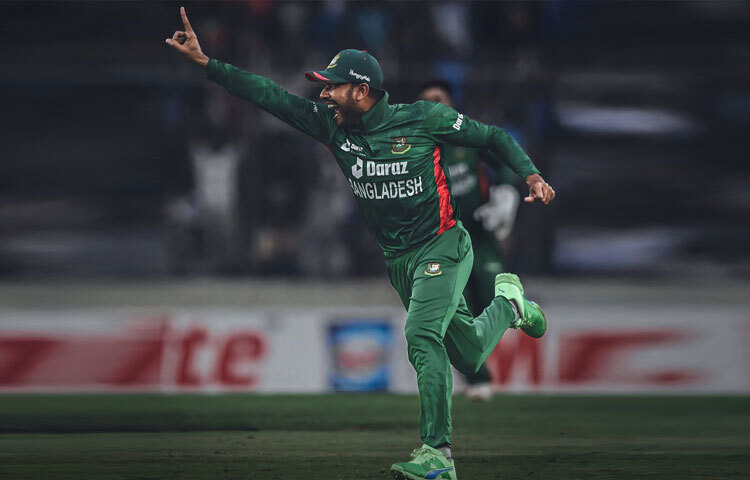 মিরাজ শুধু বোলারই নন, একজন কার্যকর অলরাউন্ডার। টেস্টে কিংবা ওয়ানডেতে প্রয়োজনে ব্যাট হাতে দাঁড়িয়ে গেছেন দলের জন্য। ২০২২ সালে ভারতের বিপক্ষে চট্টগ্রাম ওয়ানডেতে তার অনবদ্য সেঞ্চুরি এখনো ভক্তদের মনে তাজা। তার ব্যাটিংয়ে আছে ধৈর্য ও পরিণত চিন্তাধারা, যা সংকট মুহূর্তে বাংলাদেশকে বাঁচাতে সহায়তা করেছে বহুবার।