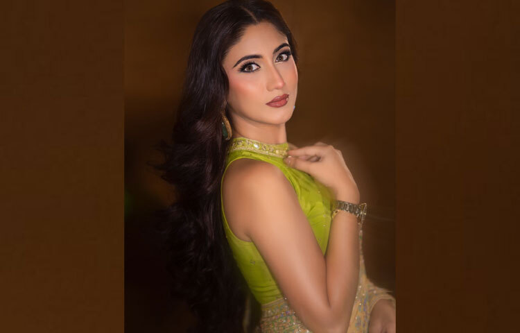 চুল ছেড়ে রাখা ঢেউখেলানো ভঙ্গিতে, কানে সবুজ ড্রপ ইয়াররিং, হাতে সোনালি ব্রেসলেট ও ঘড়ি সব মিলিয়ে সাফার উপস্থিতি একেবারে সম্পূর্ণ। সরলতার মধ্যে গ্ল্যামার, ঐতিহ্যের সঙ্গে আধুনিকতার মিশেল এই লুকে সাফা কবির যেন নিজেই হয়ে উঠেছেন এক চলমান শিল্পকর্ম।