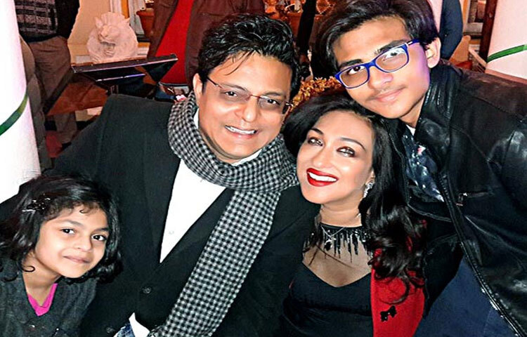 ক্যামেরার সামনে যতটা শক্তিশালী, ঋতুপর্ণা ব্যক্তিজীবনে ততটাই নম্র ও পারিবারিক। স্বামী সঞ্জয় চট্টোপাধ্যায় এবং দুই সন্তান অনন্যা ও ইশানের সঙ্গে তার সম্পর্কের উষ্ণতা বহুবার এসেছে সংবাদমাধ্যমে। ব্যস্ত শিডিউলের মাঝেও তিনি নিজের সন্তানদের সময় দেন, নাচের স্কুল ‘চাঁদনী’ এর সঙ্গে যুক্ত থাকেন আর নানা সমাজসেবামূলক কাজে অংশ নেন।