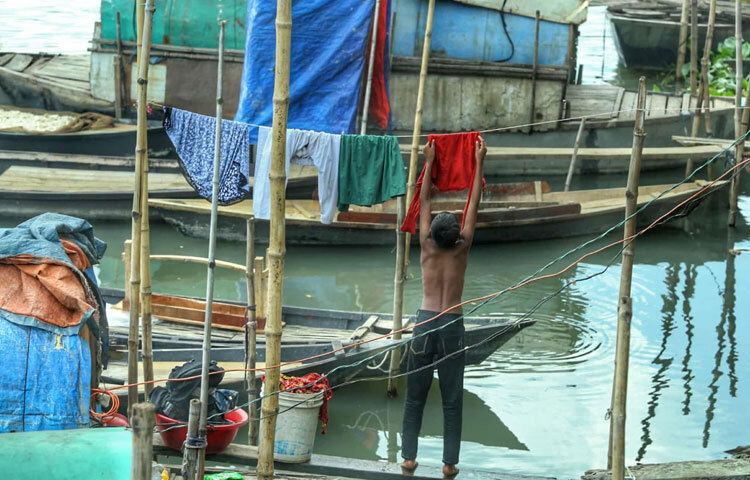 একসময় এই নদীপাড় ছিল বেদেদের বসতি। তারা নদীর সঙ্গে, নৌকার সঙ্গে, জলের সঙ্গে ছিল একাত্ম। কিন্তু এখন সময় বদলেছে। সেই জায়গায় এখন এসেছে নানা পেশার মানুষ রিকশাচালক, হকার, রাজমিস্ত্রি, এমনকি দিনমজুর।