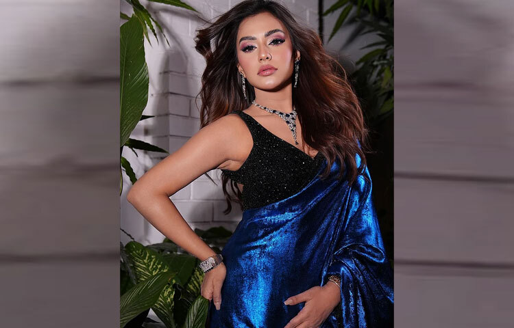 হালকা শীতের নরম আবহাওয়া বা সন্ধ্যার বিশেষ ইভেন্টে এই ধরনের ভেলভেট শাড়ি বেছে নিলে নিঃসন্দেহে নজর কাড়বেন।