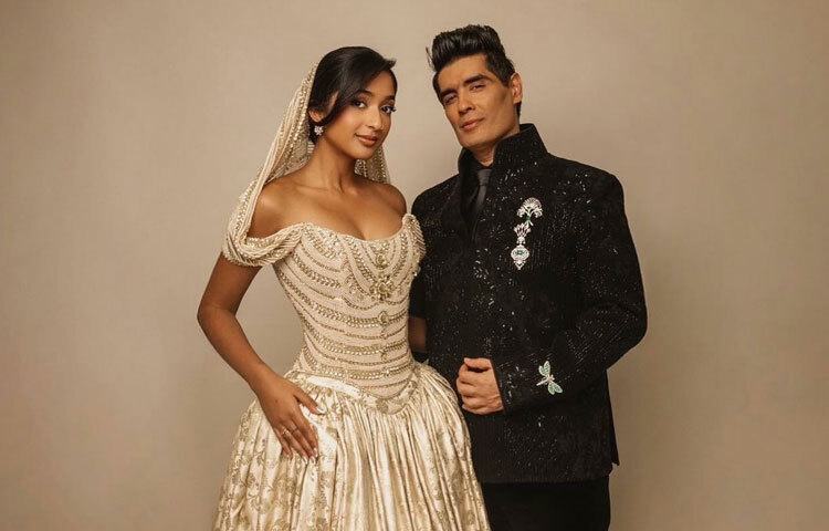 এক সময় বলিউড–নাটকের মঞ্চার্থ পোশাক ডিজাইনের মধ্যেই সীমাবদ্ধ ছিল; কিন্তু মনিশ মালহোত্রা সেই দিগন্ত প্রসারিত করেছেন। শুধু কস্টিউম নয়, নিজের নামেই তৈরি করেছেন ব্র্যান্ড। তার জনপ্রিয়তা এখন রাজকীয় কৌঁটিউর, ব্রাইডাল ও মেনʼস উইয়ার থেকে শুরু করে আন্তর্জাতিক ফ্যাশন শো পর্যন্ত ছড়িয়ে গেছে।