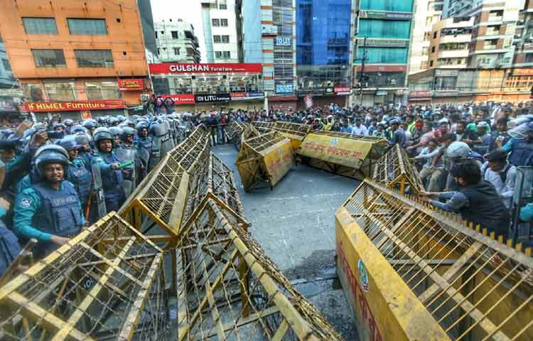 লং মার্চ এগোতে না পাড়ায় জুলাই ঐক্যের লোকজন প্রগতি সরণিতে অবস্থান নেন। এ সময় তারা ভারতের আগ্রাসনের বিরুদ্ধে স্লোগান দেন।