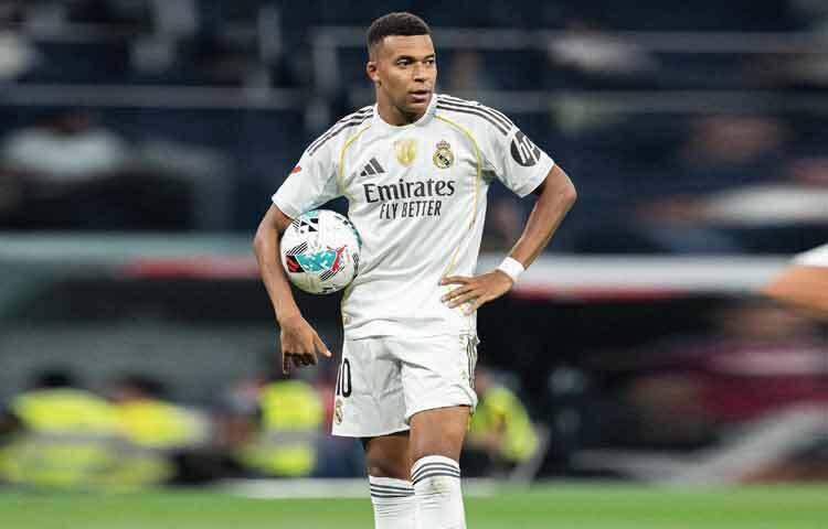 এমবাপের খেলার সবচেয়ে বড় বৈশিষ্ট্য হলো তার দারুণ গতি এবং বলের প্রতি অসাধারণ নিয়ন্ত্রণ। মুহূর্তের মধ্যে প্রতিপক্ষকে চমকে দেওয়া, দ্রুত আক্রমণ গঠন, এবং নিশ্চিত গোল এগুলোই তাকে বিশ্বের সেরা আক্রমণভাগের খেলোয়াড়দের মধ্যে স্থান দিয়েছে। এছাড়াও তার মানসিক দৃঢ়তা এবং ম্যাচে চাপ সামলানোর ক্ষমতা তাকে আলাদা মাত্রা দেয়।