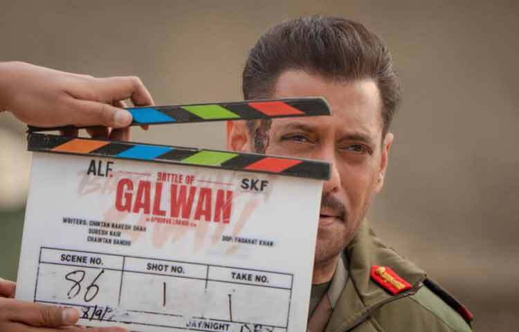 এই দ্বৈত সত্তা একদিকে রাফ অ্যান্ড টাফ নায়ক, অন্যদিকে নীরব দাতা তাকে আরও মানবিক করে তোলে। সম্ভবত এখানেই তার প্রতি মানুষের আবেগের মূল সূত্র।