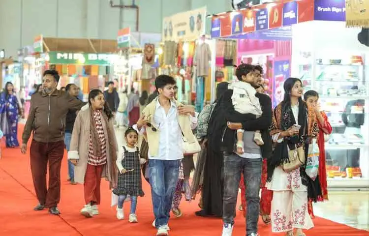 বেলা বাড়ার সঙ্গে সঙ্গে ক্রেতা ও দর্শনার্থীদের ভিড়ও বাড়ছে।