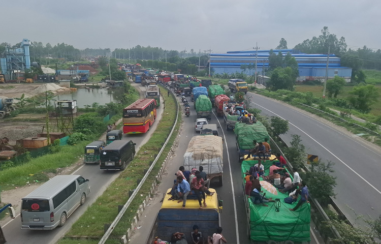 টাঙ্গাইলের পুলিশ প্রশাসন বলছে, হঠাৎ বেড়ে যাওয়া গাড়ির চাপই এই যানজটের মূল কারণ। এর সঙ্গে যুক্ত হয়েছে কিছু দুর্ঘটনাও।
