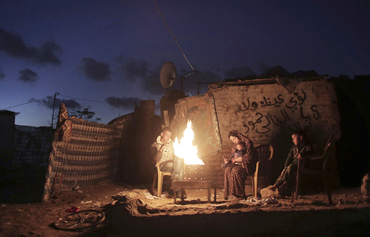 জ্বালানির অভাবে বন্ধ হয়ে গেছে অবরুদ্ধ গাজা উপত্যকার একমাত্র বিদ্যুৎকেন্দ্রের বিদ্যুৎ উৎপাদন। ফলে অন্ধকারে ডুবে গেছে হামাস-নিয়ন্ত্রিত এলাকাটি। আজ কাতারভিত্তিক সংবাদমাধ্যম আল-জাজিরা এ তথ্য নিশ্চিত করেছে। সংবাদমাধ্যমটি জানিয়েছে, স্থানীয় সময় দুপুর ২টার দিকে বাসিন্দারা বিদ্যুৎবিচ্ছিন্ন হওয়ার চূড়ান্ত সতর্কবার্তা পান। এর এক ঘণ্টা পরেই অন্ধকার হয়ে যায় সব কিছু। গাজার হাসপাতালগুলোকে এখন কেবল জেনারেটরের ওপর ভরসা করতে হবে। সেটিও চালানো যাবে বড়জোর দুই থেকে চারদিন। এরপর শেষ হয়ে যাবে সব জ্বালানি। ছবি- সংগৃহীত